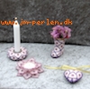 AnneAgger/JM-Perlen opskrift AA1401 (14-B1) - 9/0 : bordpynt og hjerte lyskrans 7,5 cm. åkande lysestage til fyrfadlys 